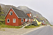 Maisons colorées dans le brouillard - Maniitsoq - Groenland