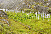 Ancien cimetière de Sukkertoppen avec des croix à perte de vue - Maniitsoq - Groenland