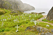 Ancien cimetière de Sukkertoppen à côté de la petite anse dans le brouillard - Maniitsoq - Groenland