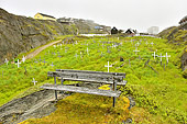 Ancien cimetière de Sukkertoppen avec des croix à perte de vue - Maniitsoq - Groenland