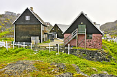 Ancien cimetière de Sukkertoppen avec des croix à perte de vue à côté du musée - Maniitsoq - Groenland