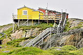 Maisons colorées dans le brouillard - Maniitsoq - Groenland