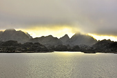 Navigation dans le Kvanefjord vers Sisimiut sous le soleil de minuit - Groenland