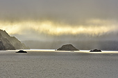 Navigation dans le Kvanefjord vers Sisimiut sous le soleil de minuit - Groenland