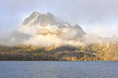Navigation dans le Kvanefjord vers Sisimiut sous le soleil de minuit - Groenland