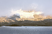 Navigation dans le Kvanefjord vers Sisimiut sous le soleil de minuit - Groenland