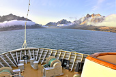 Navigation dans le Kvanefjord vers Sisimiut sous le soleil de minuit - Groenland
