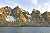 Navigation dans le Kvanefjord vers Sisimiut sous le soleil de minuit - Groenland