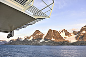 Navigation dans le Kvanefjord vers Sisimiut sous le soleil de minuit - Groenland