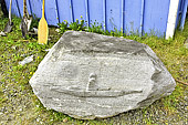 Sculpture dans un rocher près de la boutique de kayak - Sisimiut - Groenland