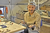 Artisant fabricant un Tupilak - Sisimiut - Groenland