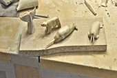 Tupilaks en cours de fabrication - Sisimiut - Groenland