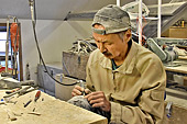 Artisant fabricant un Tupilak - Sisimiut - Groenland
