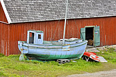 Bateau devant l'entrée du musée des vieilles embarcations (Maison à mi chemin 1844) - Sisimiut - Groenland