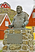 Statue de "Jorgen C.F. Olsen" homme politique, au milieu de la ville historique - Sisimiut - Groenland
