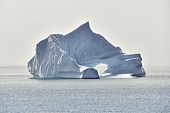 Iceberg longeant la ville de Qeqertarsuaq en provenance du fjord glacé d'Ilulissat - Groenland