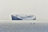 Iceberg longeant la ville de Qeqertarsuaq en provenance du fjord glacé d'Ilulissat - Groenland
