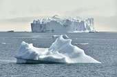 Iceberg longeant la ville de Qeqertarsuaq en provenance du fjord glacé d'Ilulissat - Groenland
