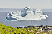 Iceberg longeant la ville de Qeqertarsuaq en provenance du fjord glacé d'Ilulissat - Groenland