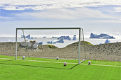 Les cages de buts du stade de football avec sa pelouse artificielle - Qeqertarsuaq - Groenland
