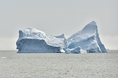Iceberg longeant la ville de Qeqertarsuaq en provenance du fjord glacé d'Ilulissat - Groenland