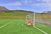 Les cages de buts du stade de football avec sa pelouse artificielle - Qeqertarsuaq - Groenland