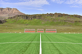 Les tribunes des joueurs du stade de football avec sa pelouse artificielle - Qeqertarsuaq - Groenland