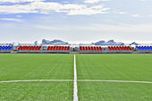 Les tribunes spectateurs du stade de football avec sa pelouse artificielle - Qeqertarsuaq - Groenland