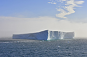 Navigation dans le brouillard entre les icebergs - Baie de Disko - Groenland