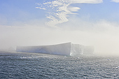 Navigation dans le brouillard entre les icebergs - Baie de Disko - Groenland