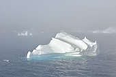 Navigation dans le brouillard entre les icebergs - Baie de Disko - Groenland