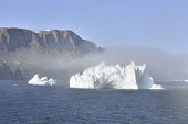 Navigation dans le brouillard entre les icebergs - Baie de Disko - Groenland
