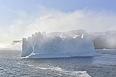 Navigation dans le brouillard entre les icebergs - Baie de Disko - Groenland