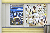 Affichettes collées sur les fenêtres d'un immeuble - Ilulissat - Groenland