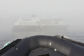 Le MS Maud est à peine visible dans le brouillard - Ilulissat - Groenland