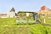 Ancienne maison en tourbe et en pierre (1935) avec la ville autour - Uummannaq - Groenland