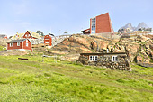 Ancienne maison en tourbe et en pierre (1935) avec la ville autour - Uummannaq - Groenland