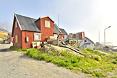 Maison colorée sur les hauteurs - Uummannaq - Groenland 
