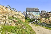 Maison colorée sur les hauteurs - Uummannaq - Groenland 