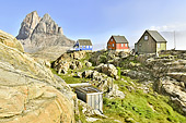 La montagne Uummannaq et des maisons colorées sur les hauteurs - Uummannaq - Groenland 