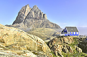 La montagne Uummannaq et une maison colorée sur les hauteurs - Uummannaq - Groenland 