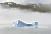 Navigation au milieu des icebergs dans le détroit de Sullorsuaq (Vaigat) - Groenland