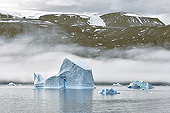Navigation au milieu des icebergs dans le détroit de Sullorsuaq (Vaigat) - Groenland
