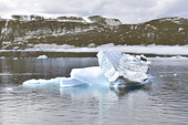 Navigation au milieu des icebergs dans le détroit de Sullorsuaq (Vaigat) - Groenland