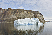 Navigation au milieu des icebergs dans le détroit de Sullorsuaq (Vaigat) - Groenland