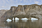 Navigation au milieu des icebergs dans le détroit de Sullorsuaq (Vaigat) - Groenland