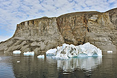 Navigation au milieu des icebergs dans le détroit de Sullorsuaq (Vaigat) - Groenland