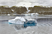 Navigation au milieu des icebergs dans le détroit de Sullorsuaq (Vaigat) - Groenland