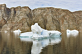 Navigation au milieu des icebergs dans le détroit de Sullorsuaq (Vaigat) - Groenland