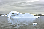 Navigation au milieu des icebergs dans la baie de Disko - Groenland